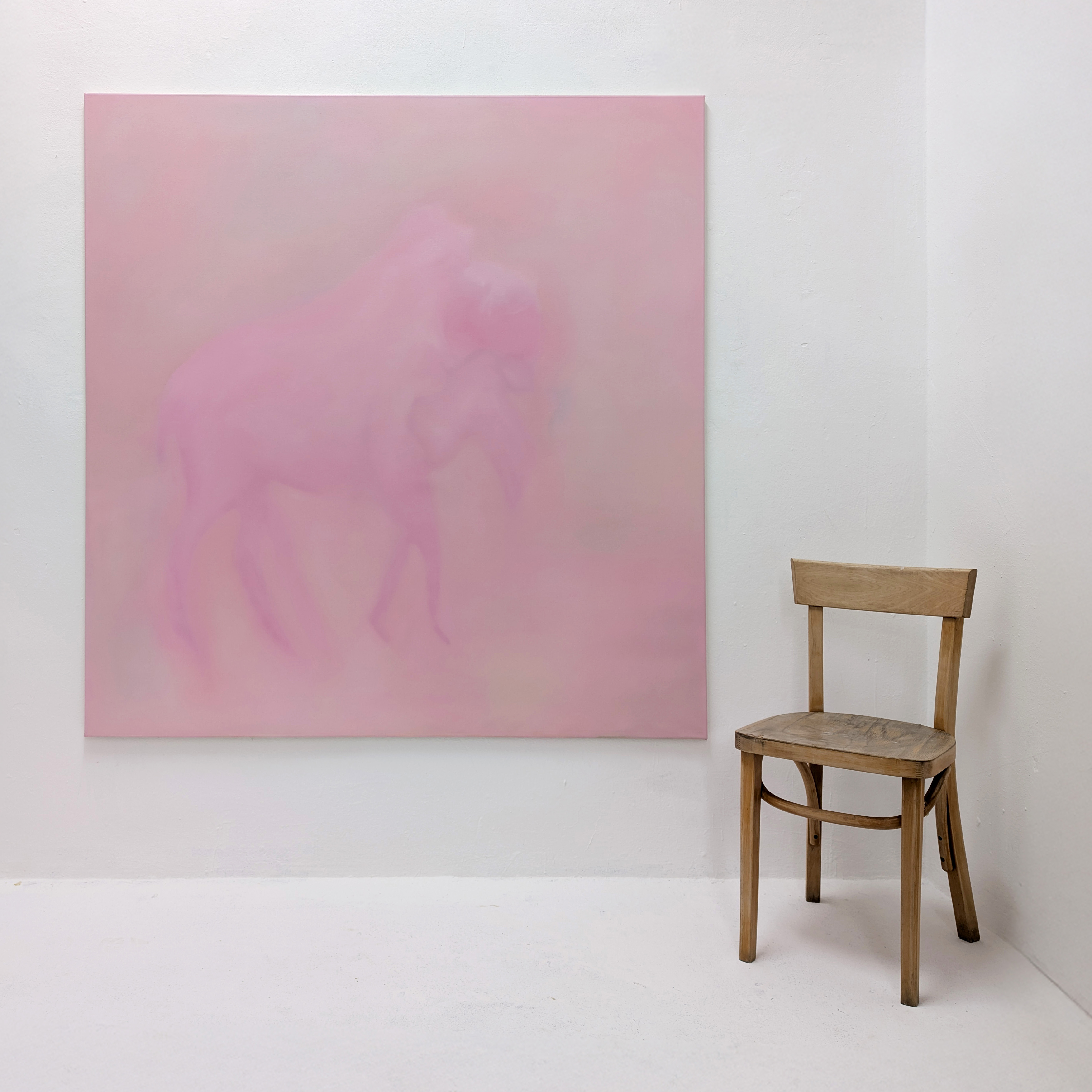 Ölmalerei von Tejzt, Titel: 'Caravanserai' (2024). Eine sanft rosafarbene Komposition, die an neolithische Reisen erinnert – silhouettes von Tieren oder Reisenden in einer neblig-traumhaften Landschaft.