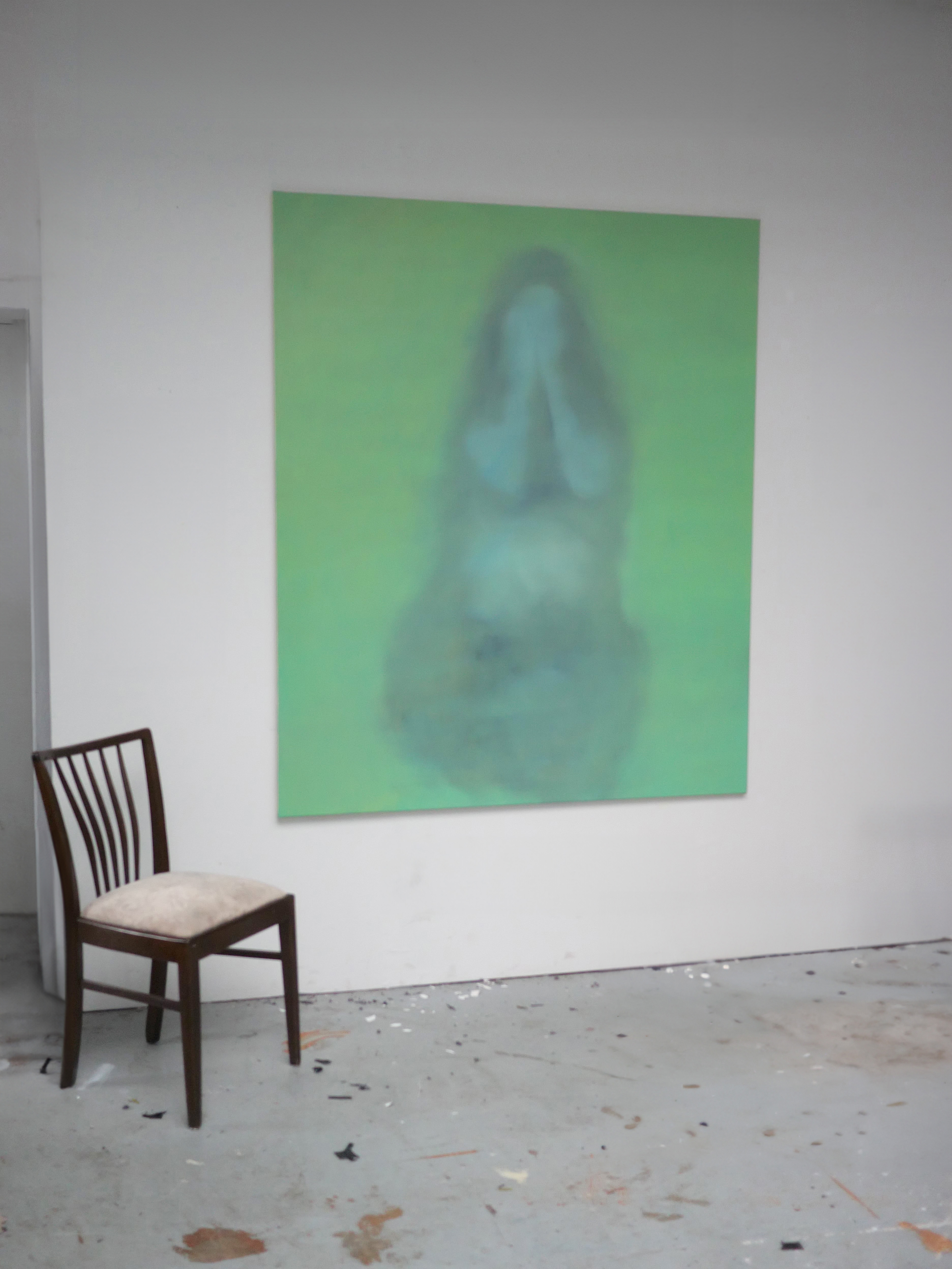 Ölmalerei von Tejzt, Titel: „つ‿⊂)“. Eine schemenhafte Figur in Grüntönen, als ob sie in ein Greenscreen-Portal eintaucht. Die Hände verdecken das Gesicht – ein Spiel aus Verbergen und Offenbaren.