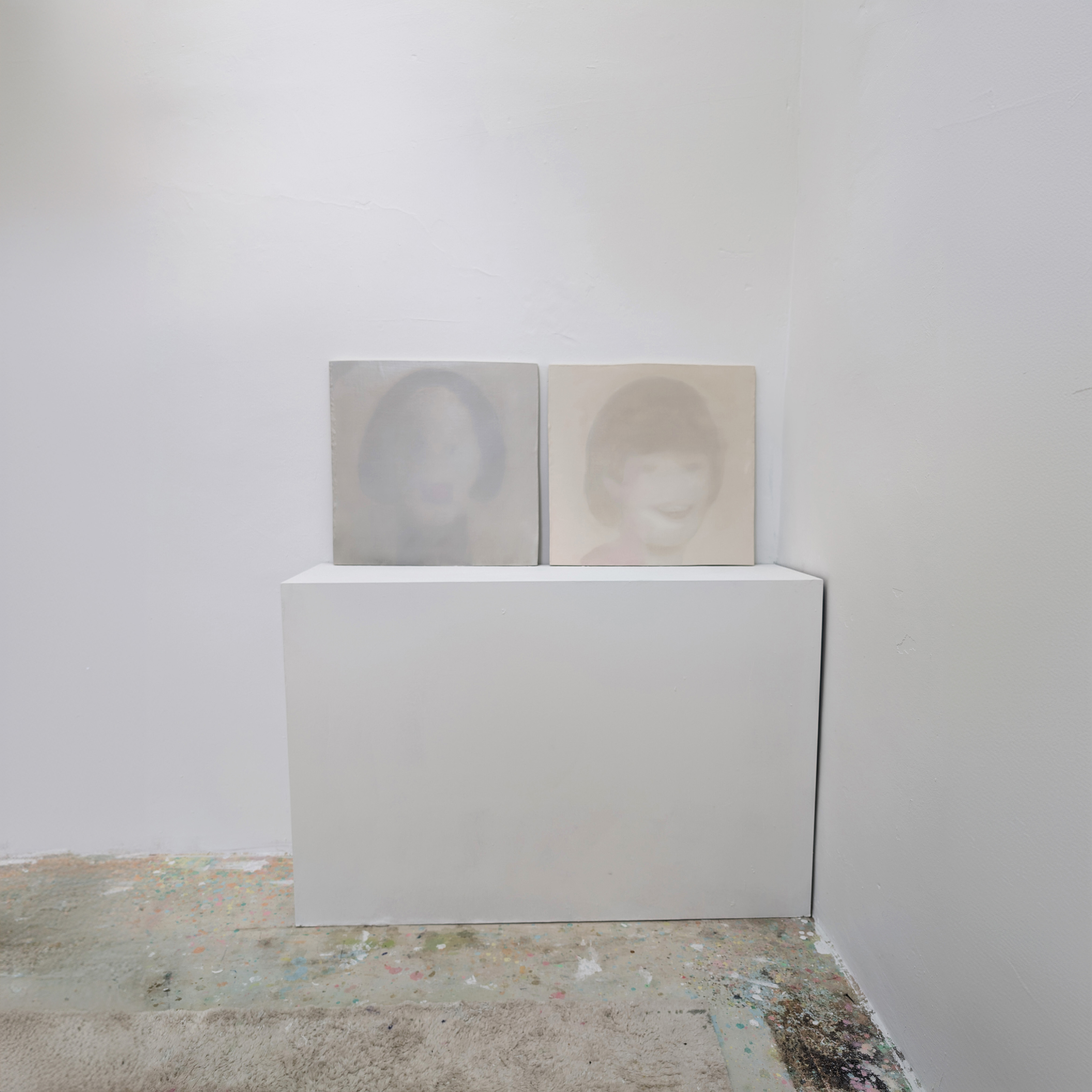 Zwei Ölmalereien auf Holz von Tejzt, betitelt als 'Ipsissimus', die Fremdbestimmtheit und Selbstbestimmtheit kontrastieren.