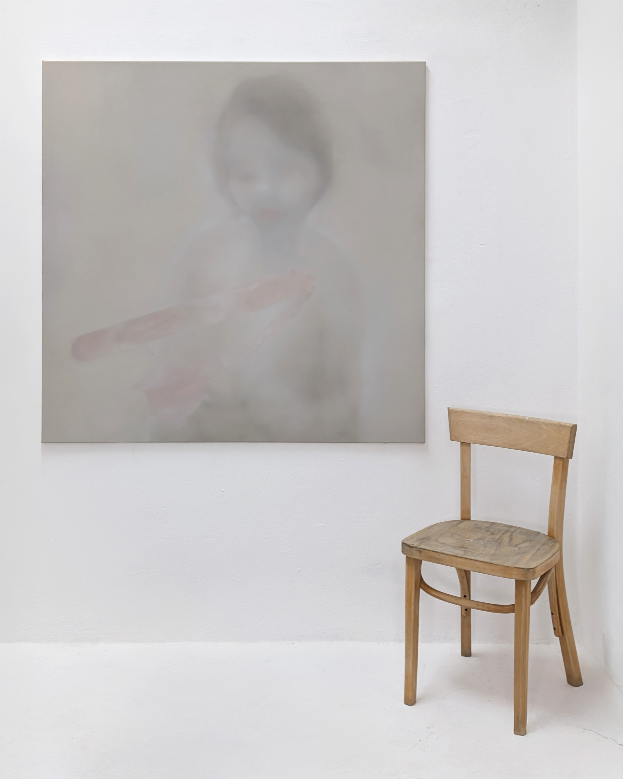 Ölmalerei von Tejzt: Ein schemenhaftes, körperloses Wesen taucht aus einem nebligen Hintergrund auf, umgeben von egregorischen Strukturen. Titel: ‚so fließen seine inneren mysterien in den schlagschatten er wird klar, strahlend (morgenstern/bluff/abendstern)’